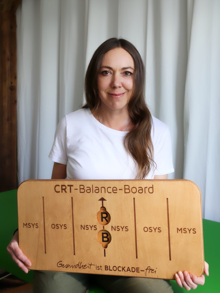 Trainerin Cornelia Pirker mit dem CRT-Balance-Board
