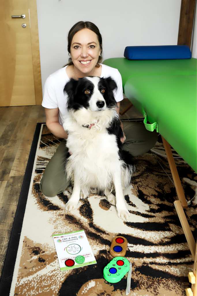 Mag. Pharm. Cornelia Pirker mit ihrer Hündin und Informationen zum cell-re-active-training